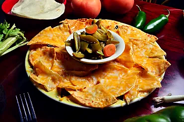 Cheesy nachos with jalapeños and fresh toppings